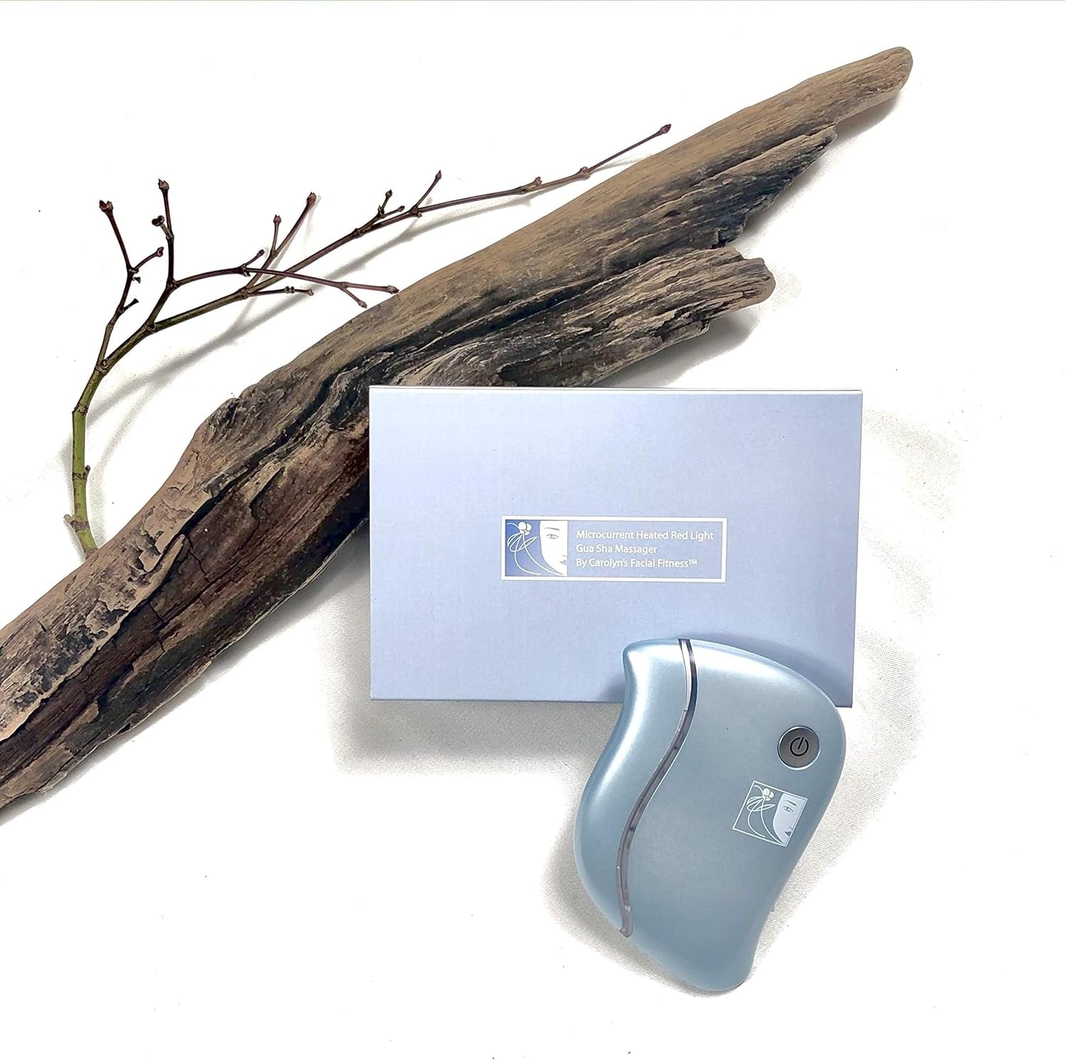 Gua sha eléctrico Luvara aplicado en la mandíbula y cuello